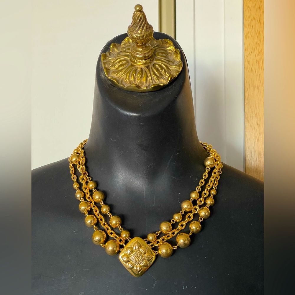 Vintage Liz Claiborne 80s Gold tone Sunflower pendant necklace.